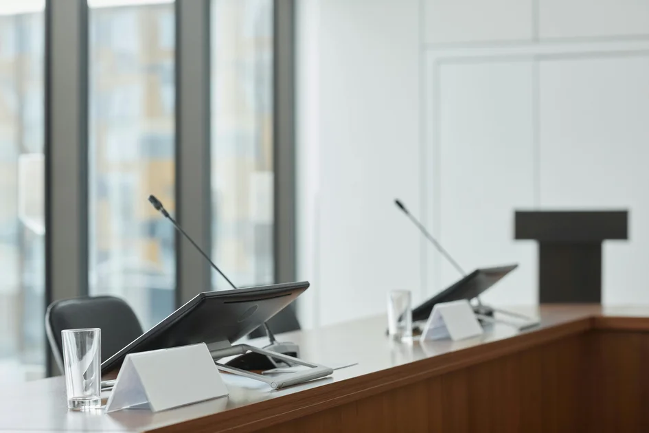 La IA no acaba con comunicaciones. Los directivos sí.